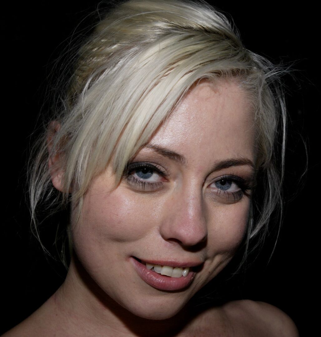 12P Das freche blonde Mädchen Lorelei Lee posiert nackt nach fieser BDSM-Action