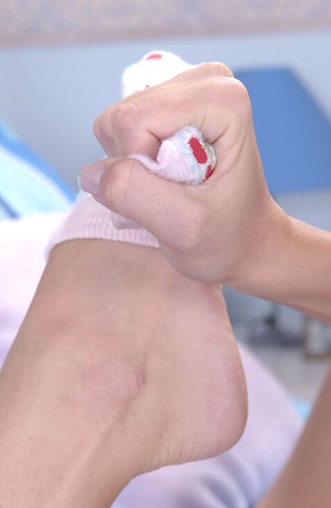 21P Die goldhaarige Süße Nikita N lutscht an ihren eigenen Zehen und spielt mit ihrer leckeren Muschi