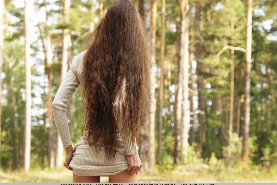 18P Solo girl Leona Mia displays her bald twat and tight ass if the forest