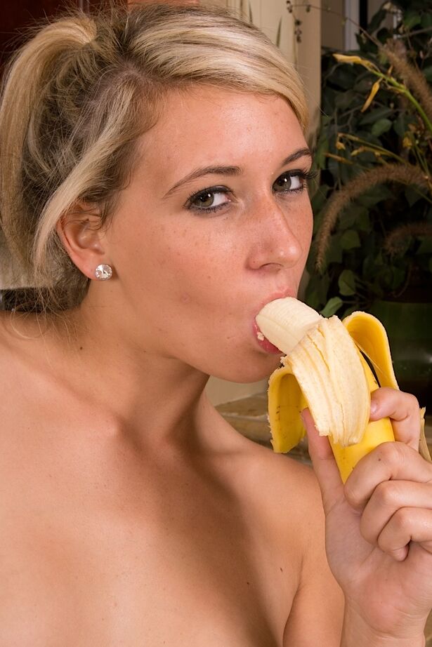 16P A adolescente gostosa e nua Lily Banks brincando com banana na cozinha