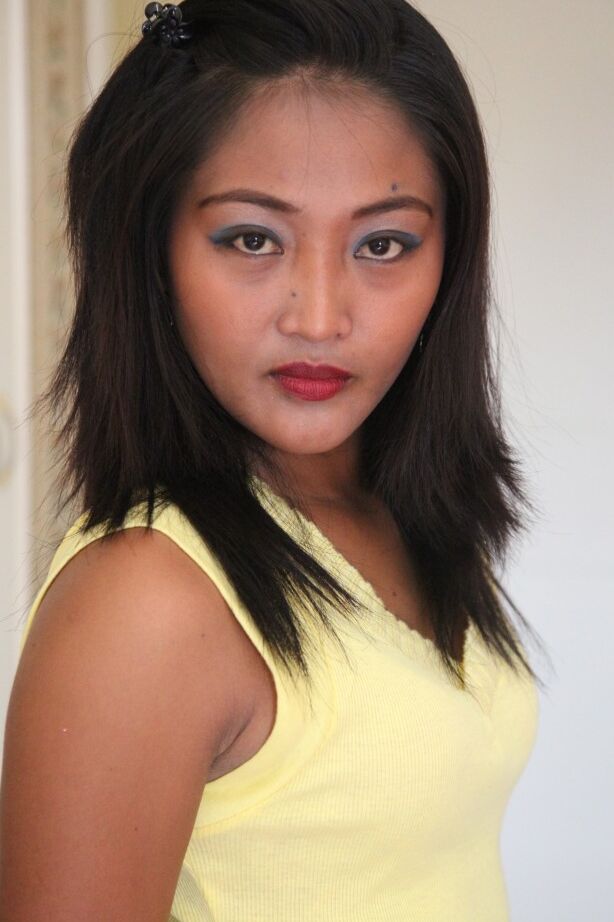 21P Das asiatische Amateurmädchen Venice lässt ihr gelbes Hemd fallen und entblößt ihre haarige Fotze