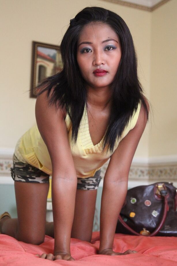 21P Das asiatische Amateurmädchen Venice lässt ihr gelbes Hemd fallen und entblößt ihre haarige Fotze
