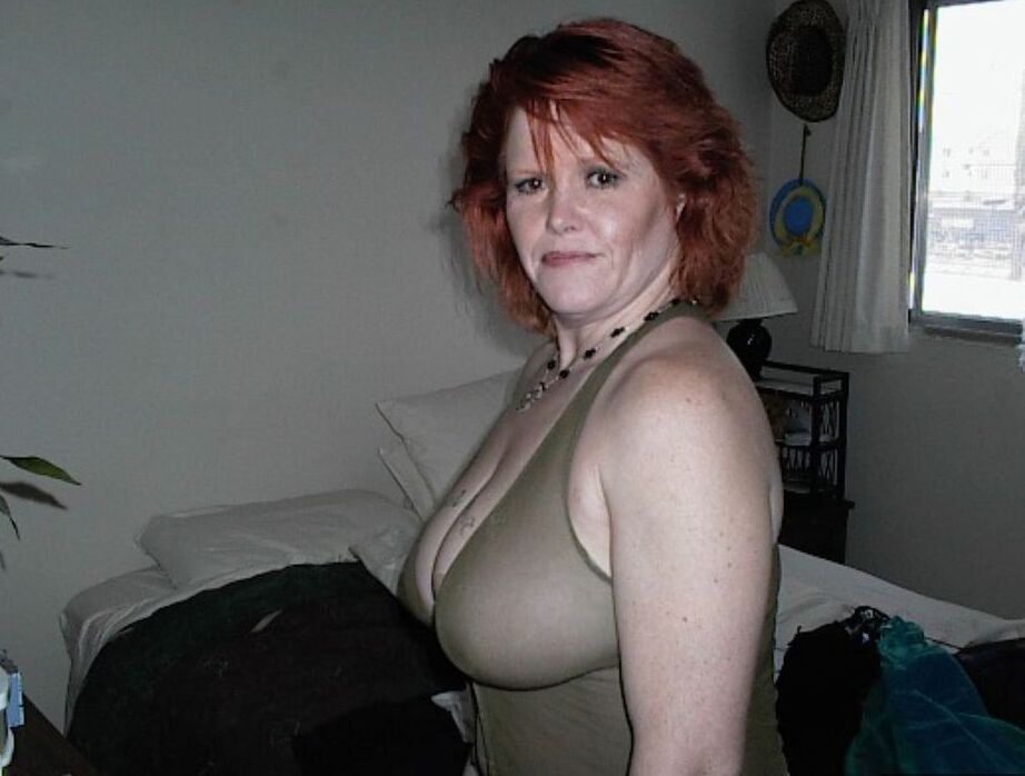 20P A ruiva mais velha Misha MILF derrama esperma da boca em seus peitos enormes