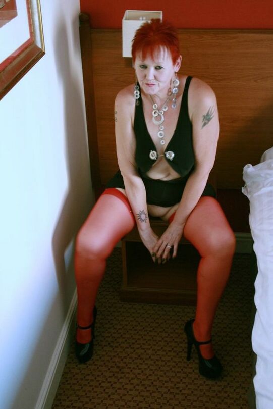 20P Dame mature aux cheveux roux courts Valgasmic Exposed montre ses seins et sa chatte chauve
