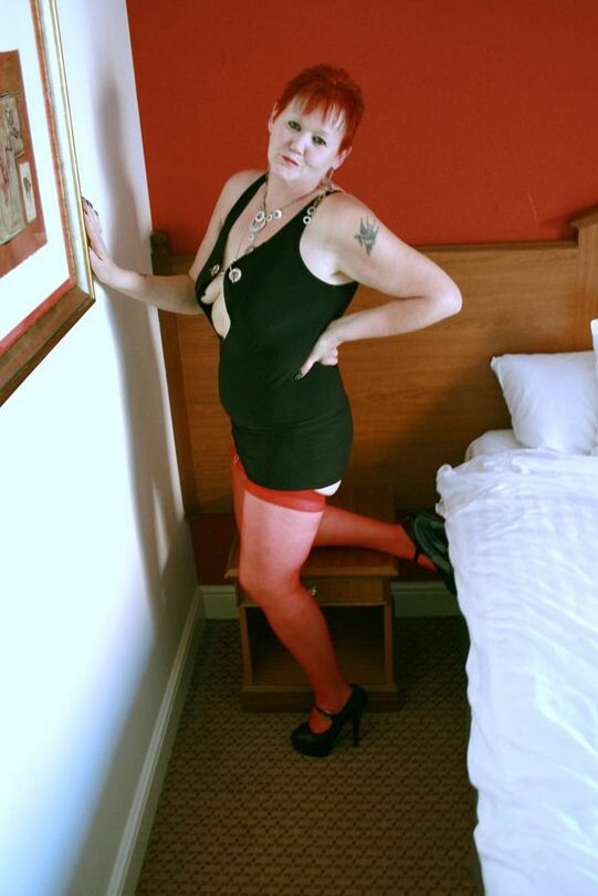 20P Dame mature aux cheveux roux courts Valgasmic Exposed montre ses seins et sa chatte chauve