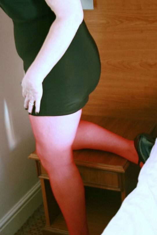 20P Dame mature aux cheveux roux courts Valgasmic Exposed montre ses seins et sa chatte chauve