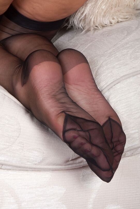 16P La puta madura Amy hace alarde de sus pies sexys en medias de nailon negras y se pela para mostrar los dedos de los pies desnudos