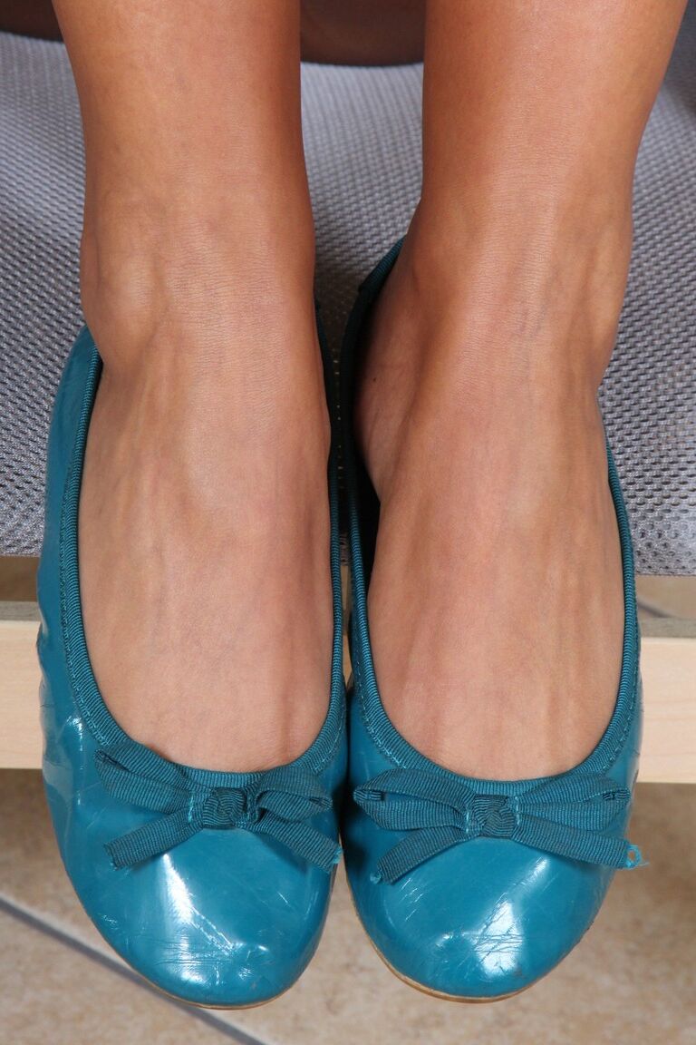 10P Chica vestida con pelo largo libera sus pies descalzos de los zapatos planos