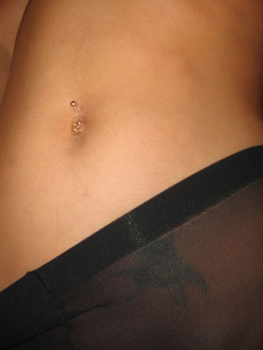 21P La amateur con pezón perforado Veranika se burla de su cuerpo en pantimedias sexys