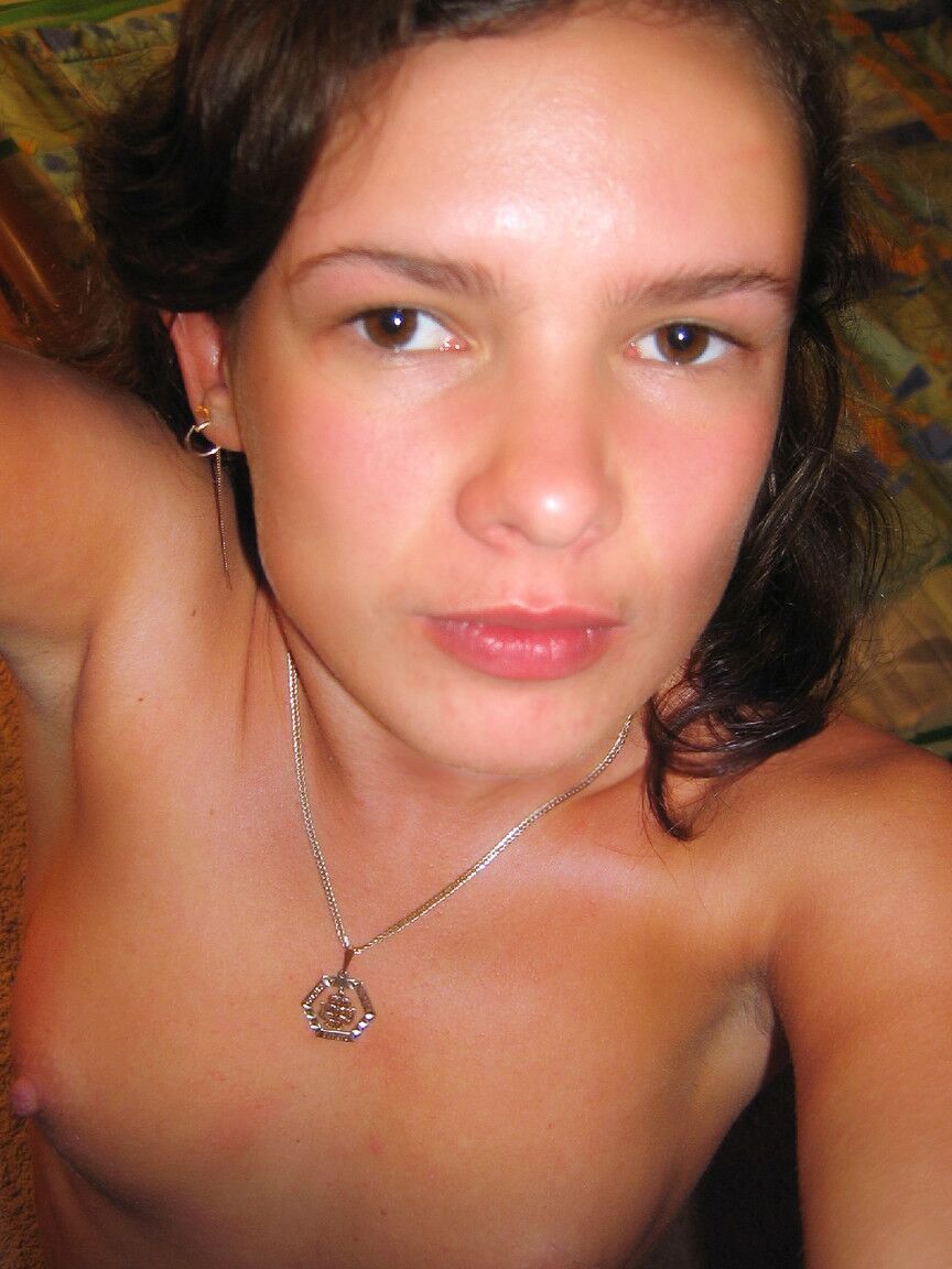 21P La amateur con pezón perforado Veranika se burla de su cuerpo en pantimedias sexys