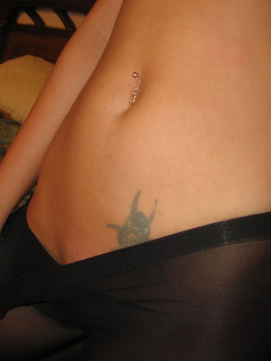 21P La amateur con pezón perforado Veranika se burla de su cuerpo en pantimedias sexys