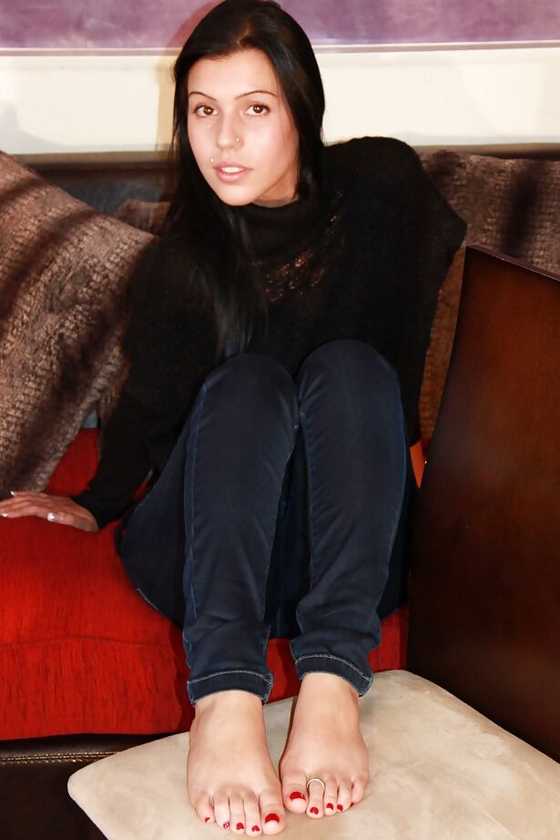 16P A adorável menina Petra gosta de mostrar seus pés sexy em seus jeans skinny