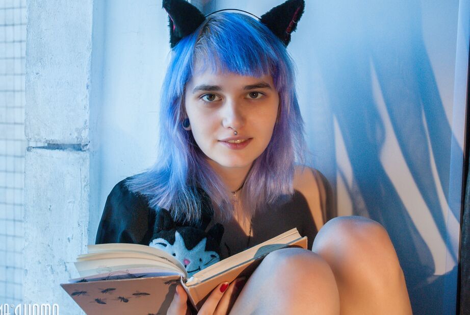 20P Das junge Mädchen Vilett zeigt ihre haarige Muschi, während sie Cosplay-Kleidung trägt