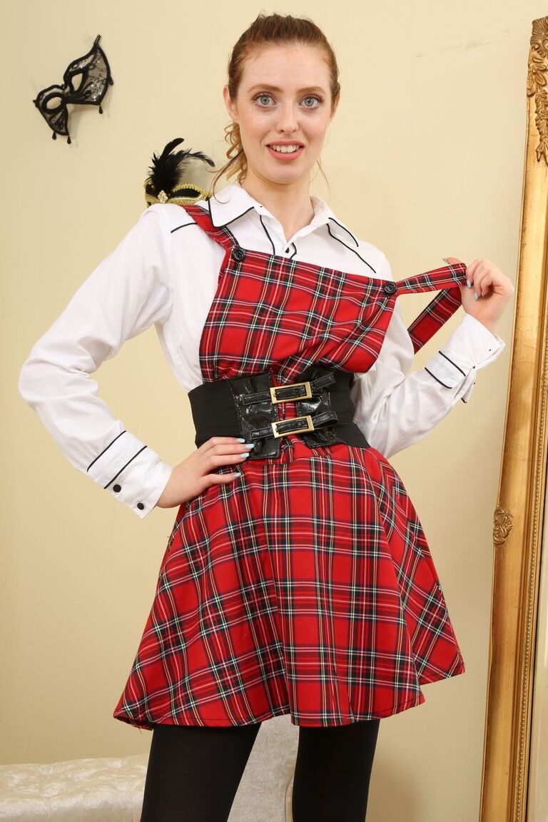 21P ポニーテールの汚いティーン、レイラ G がチェック柄のドレスを脱いでパンストでポーズ