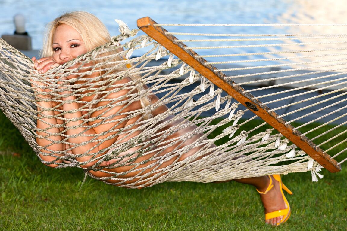 17P La bomba americana Nichole Van Croft tomando el sol sus enormes tetas de silicona