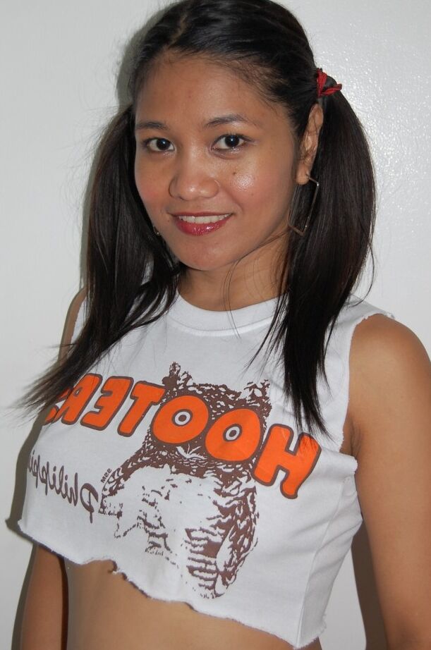 21P Natasha, adorable jeune amateur, montre ses jolis seins.
