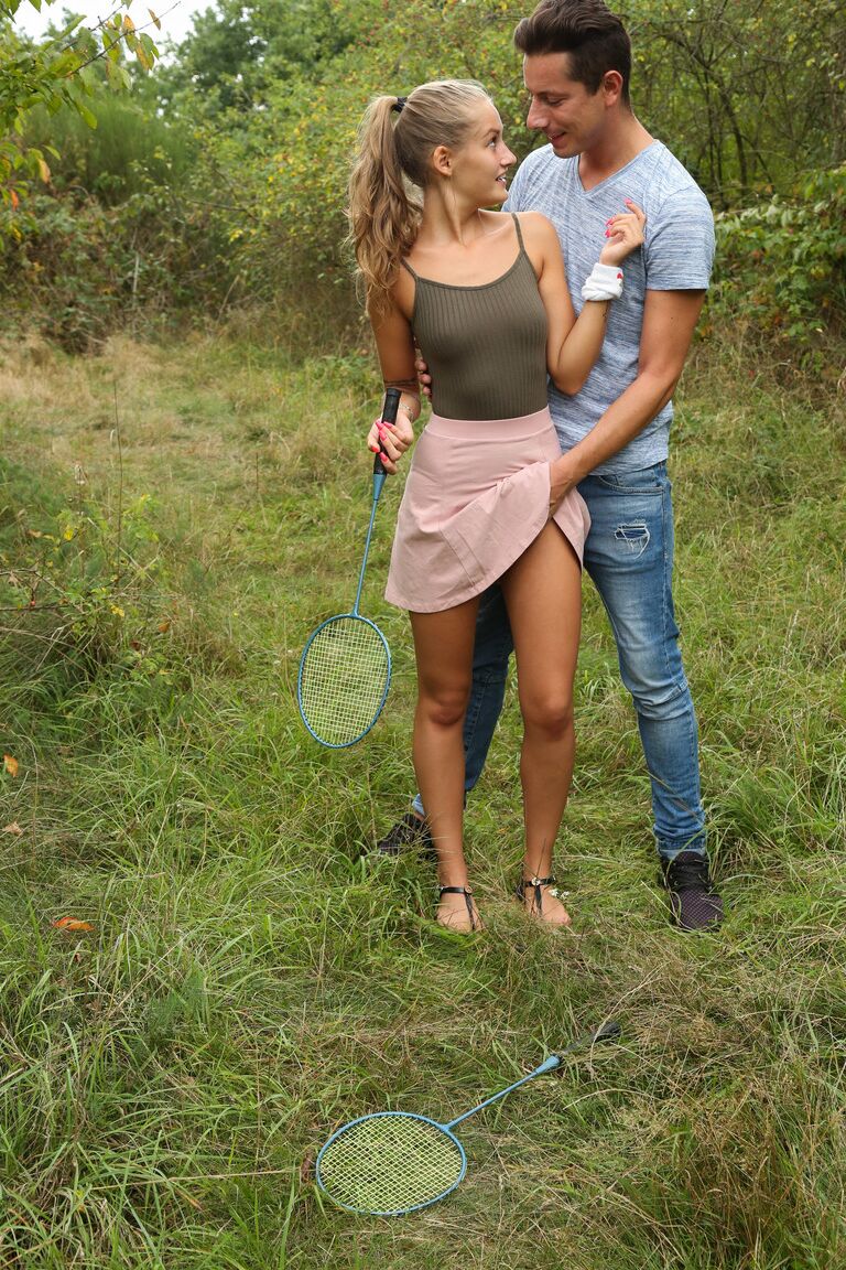 21P La joven húngara Tiffany Tatum es recogida en la parada de autobús