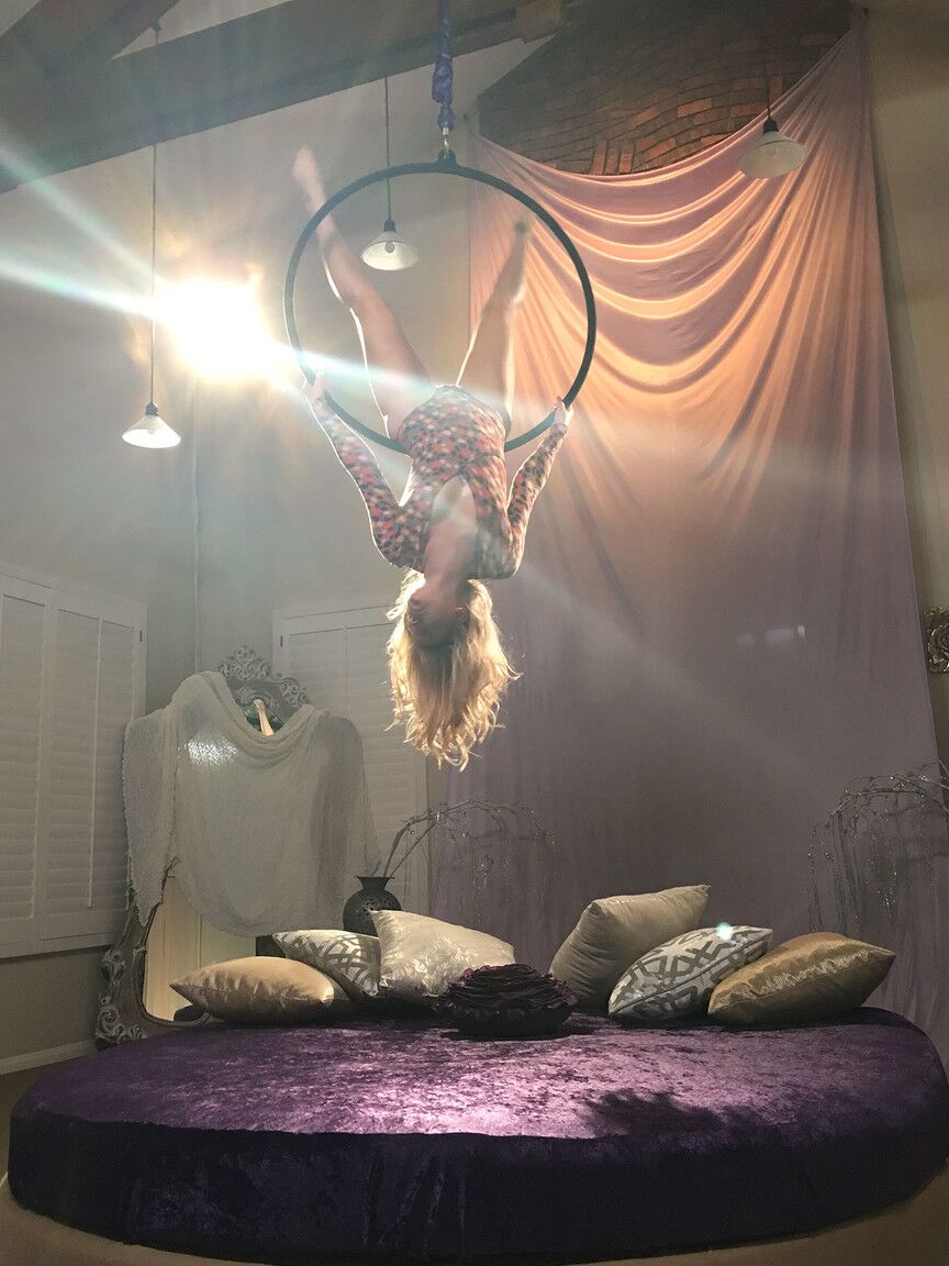 20P Linda boneca loira Arya Fae fazendo ioga aérea e mostrando os peitos e a bunda