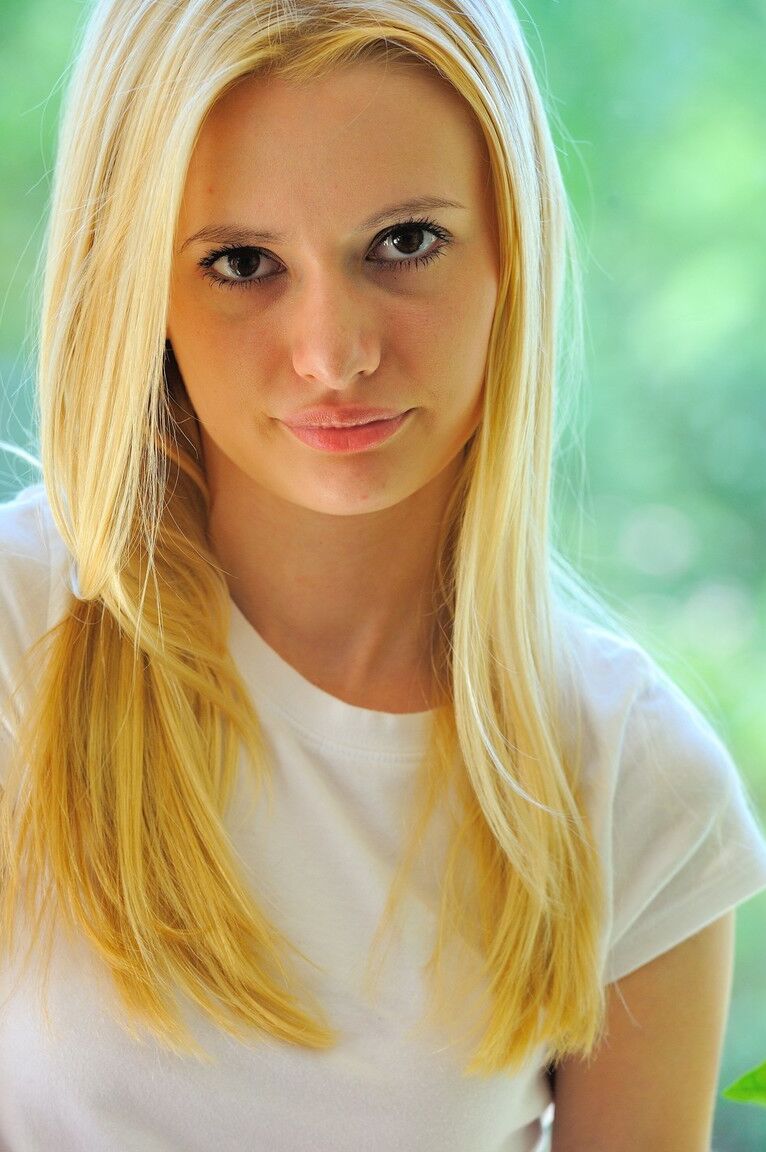 20P Sexy babe amador Kennedy tiras em público