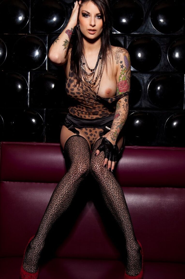 10P Latina tatuada Veronica Gomez tira sua lingerie preta sexy no bar