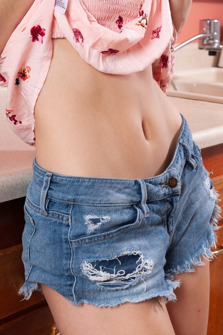 21P Gata nerd com uma bunda adorável Ellie Kay mostra sua buceta peluda