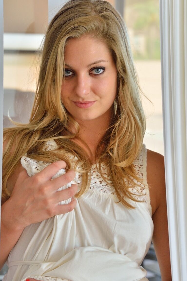 21P Glam babe Veronica mostra seus belos peitos