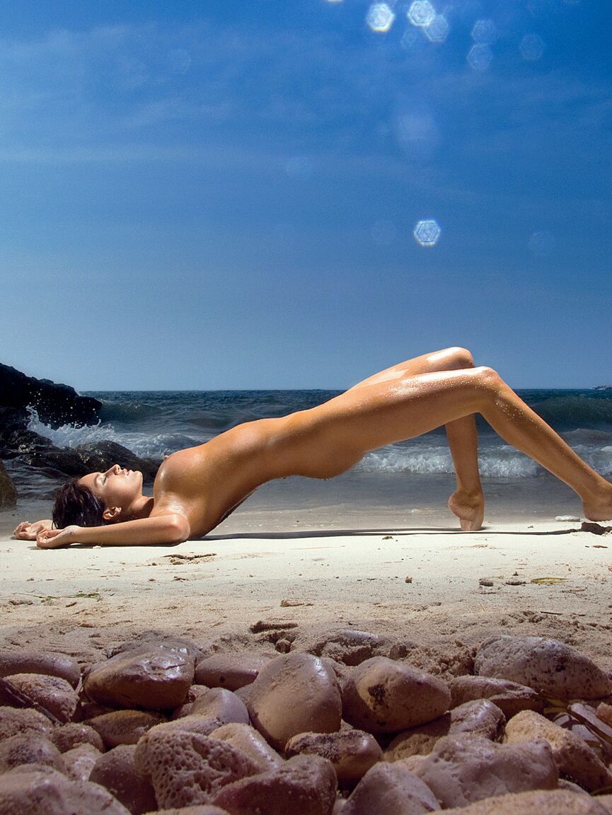 15P Polish MILF with big tits Sylwia Romaniuk posing naked on the beach