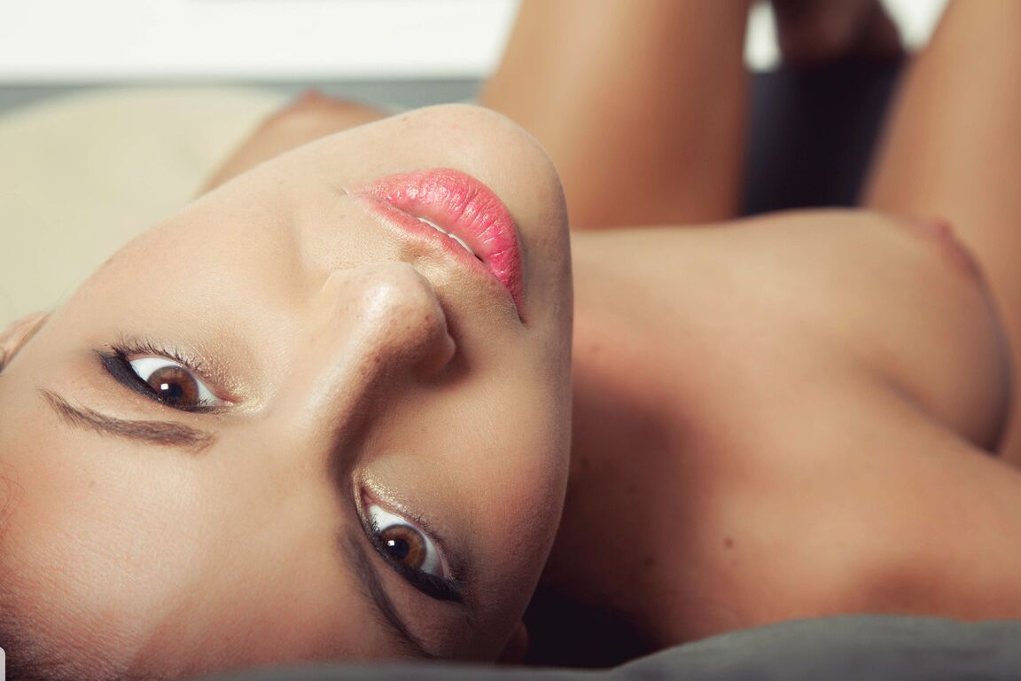 17P Morena con grandes tetas operadas Erin Fox posando desnuda en su habitación