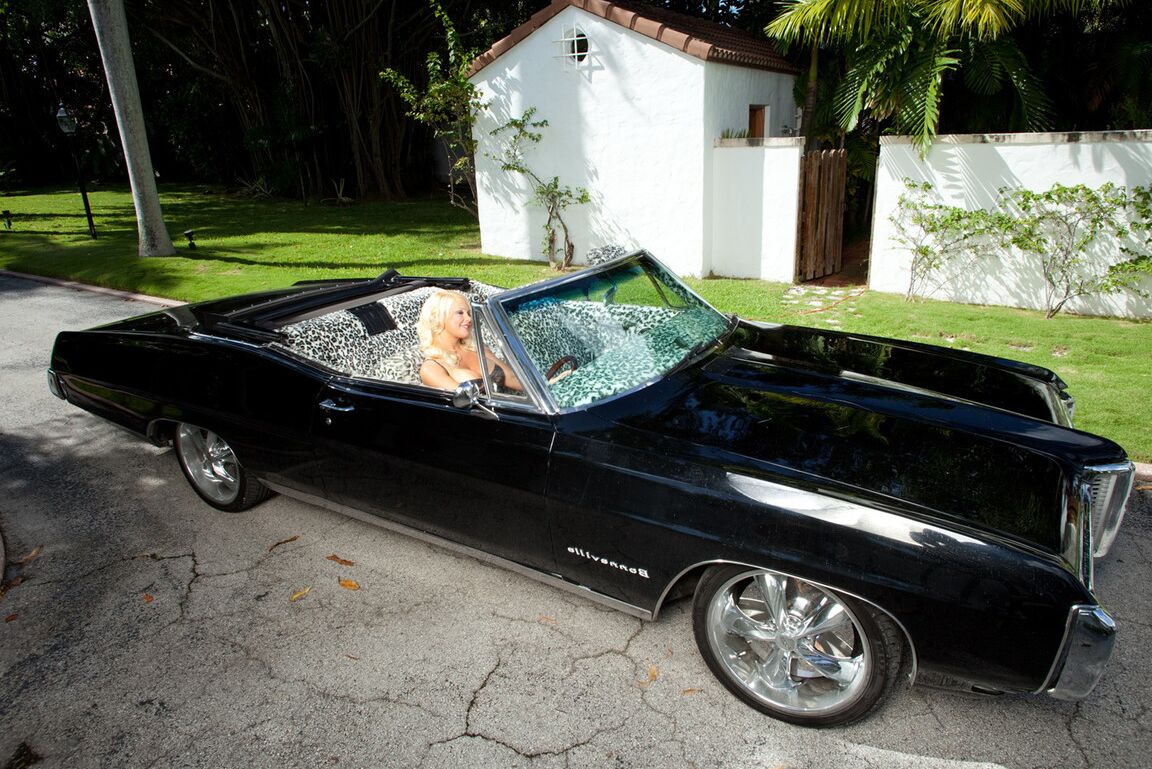 17P Rubia tetona Nichole Van Croft desnudándose y mostrando su cuerpo en un coche