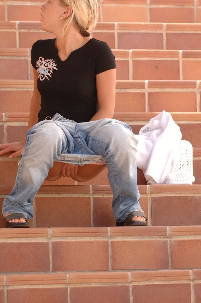 20P Kata, une ado coquine, expose ses petits seins