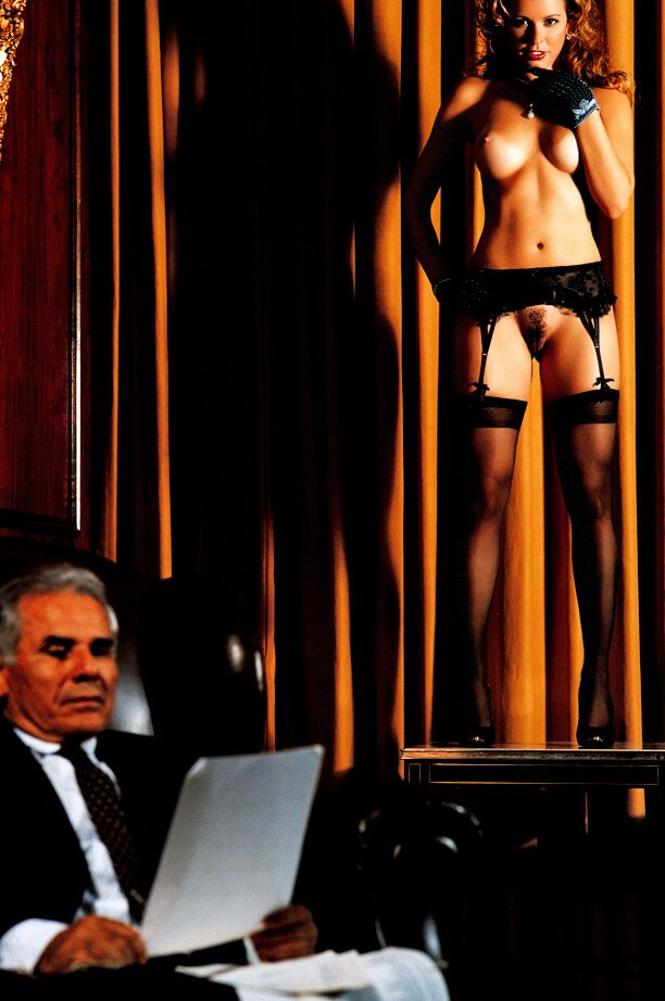 17P Die vollbusige Latina-Centerfold-Dame Camilla Amaral posiert nackt in verführerischen Szenen