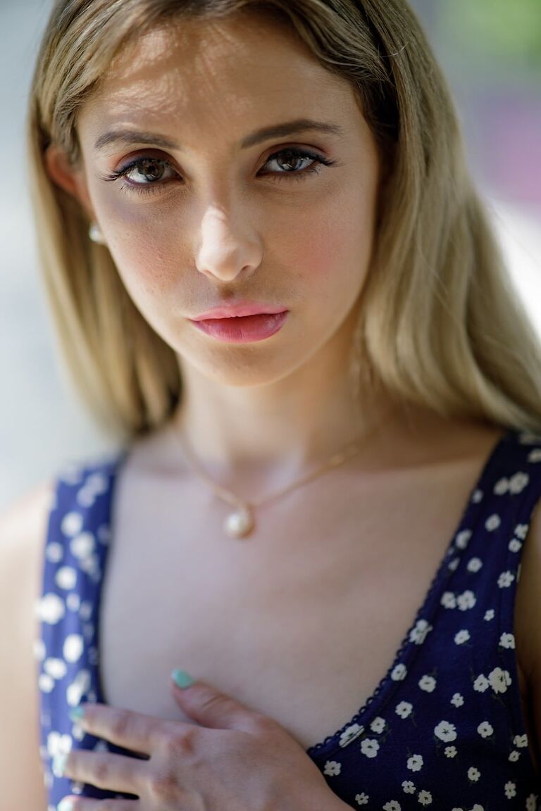 21P La sexy adolescente estadounidense Jane Wilde disfruta de sexo interracial estilo perrito en una cama
