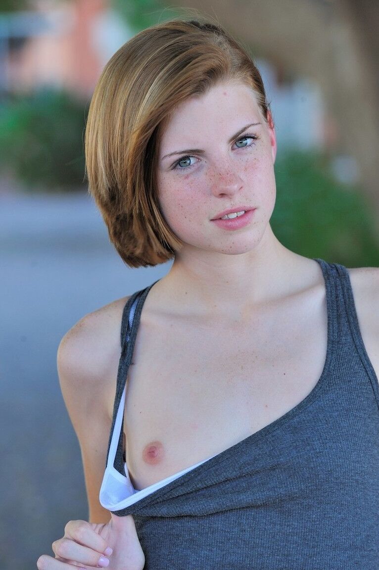 16P A adolescente ruiva Aubrey timidamente leva seu tempo se despindo na rua