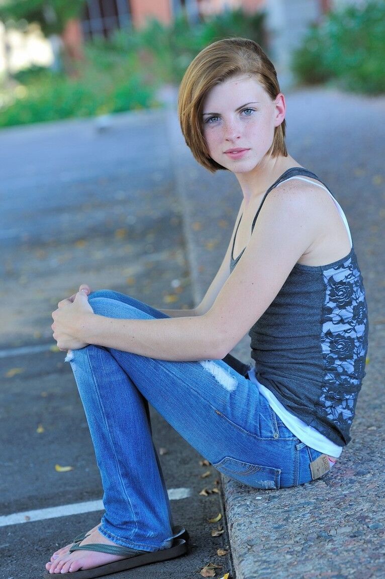 16P A adolescente ruiva Aubrey timidamente leva seu tempo se despindo na rua