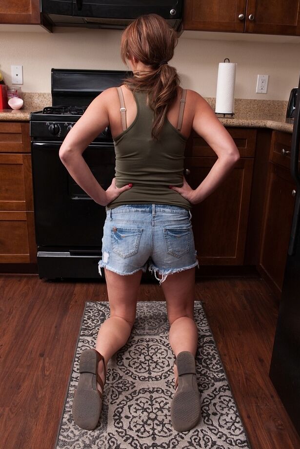 16P Busty MILF Alice tira shorts e calcinhas cortadas no chão da cozinha