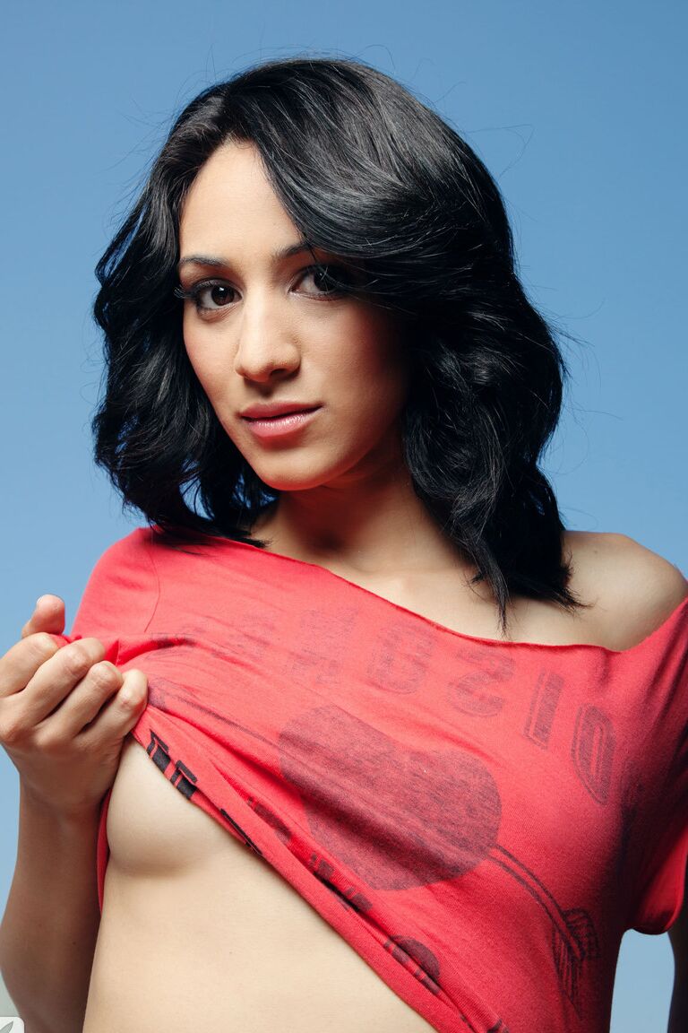 17P Die schwarzhaarige Amateurin Evelyn Garcia verführt mit ihren kleinen Titten