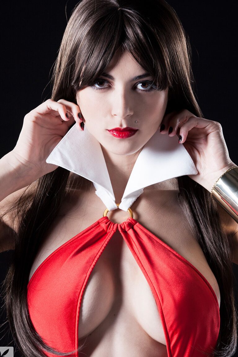 17P La nena vampira LeeAnna Vamp hace alarde de sus largas piernas y sus curvas sexys