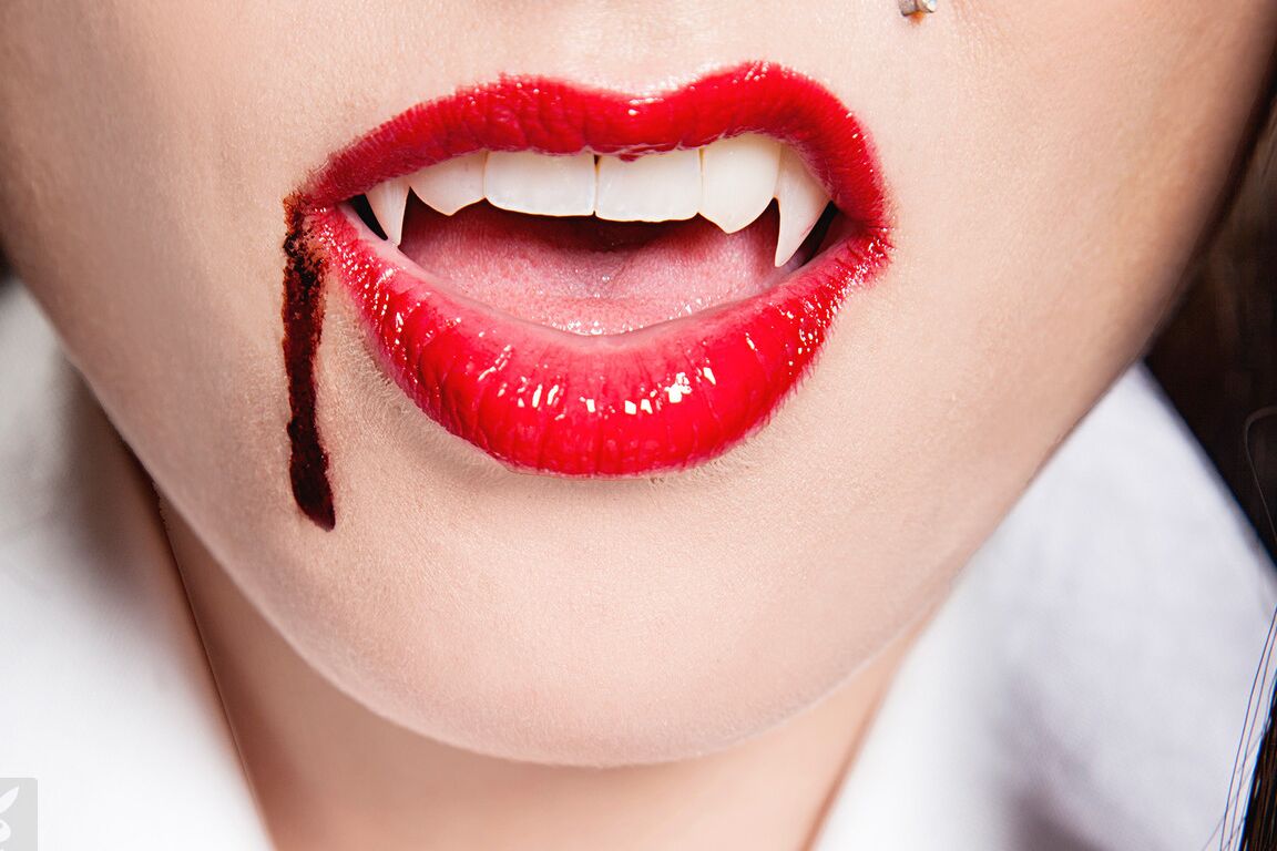 17P La nena vampira LeeAnna Vamp hace alarde de sus largas piernas y sus curvas sexys