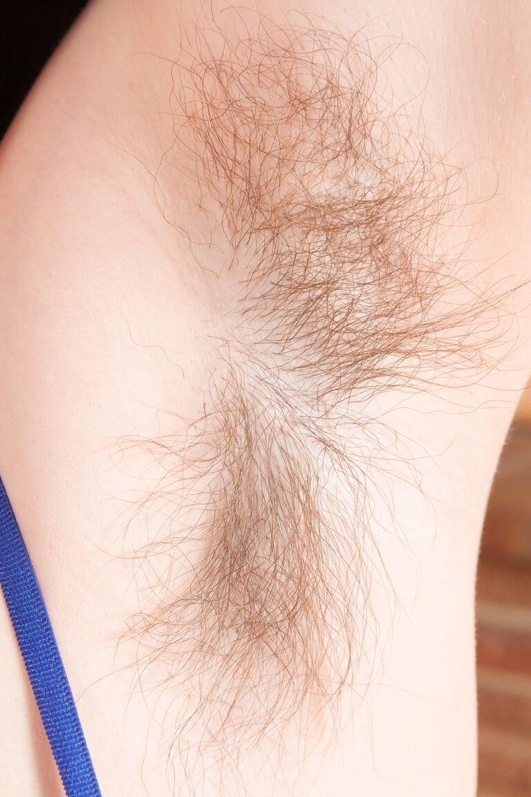 21P A linda adolescente morena Snow revela seus peitos grandes e sua vulva peluda em um solo
