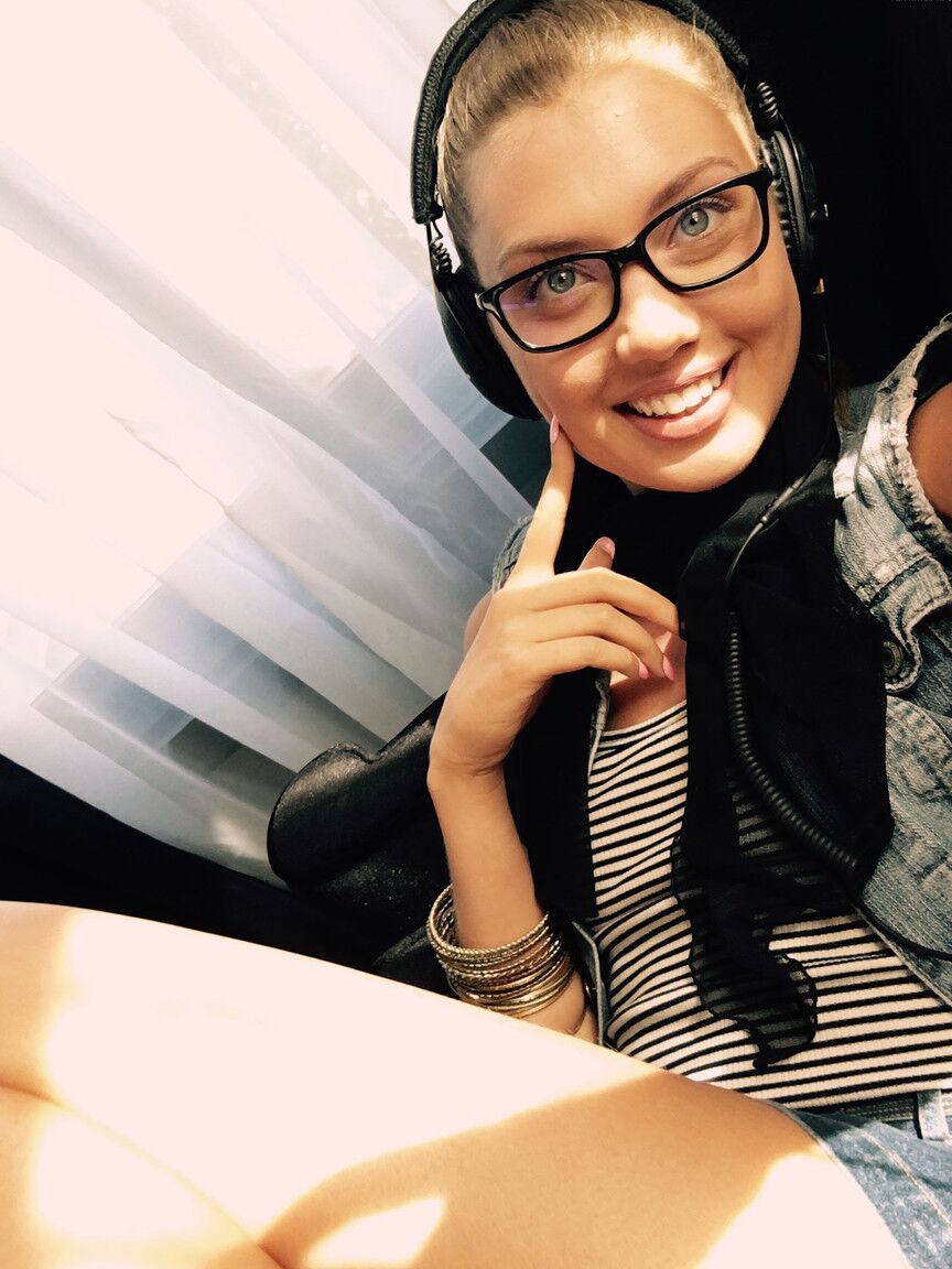 17P Garota magrinha com rabo de cavalo Elena Koshka revela seus peitos minúsculos e bunda adorável