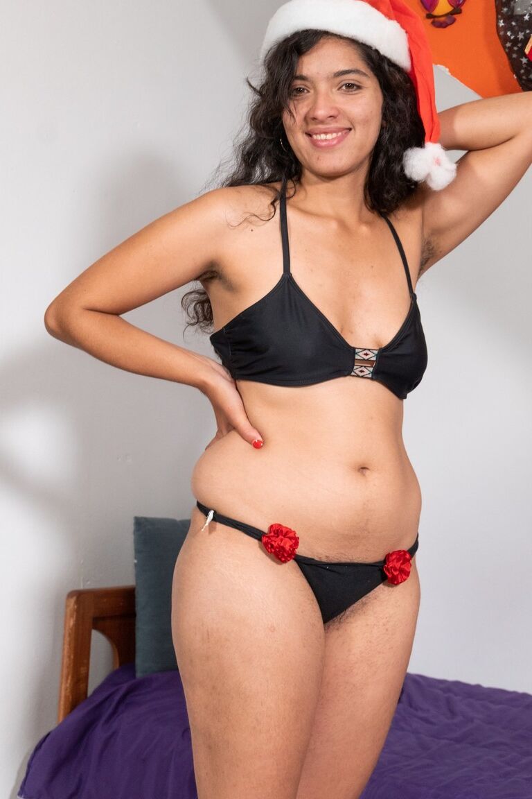 21P La amateur de pelo oscuro Maria F revela su entrepierna tupida y sus tetas naturales
