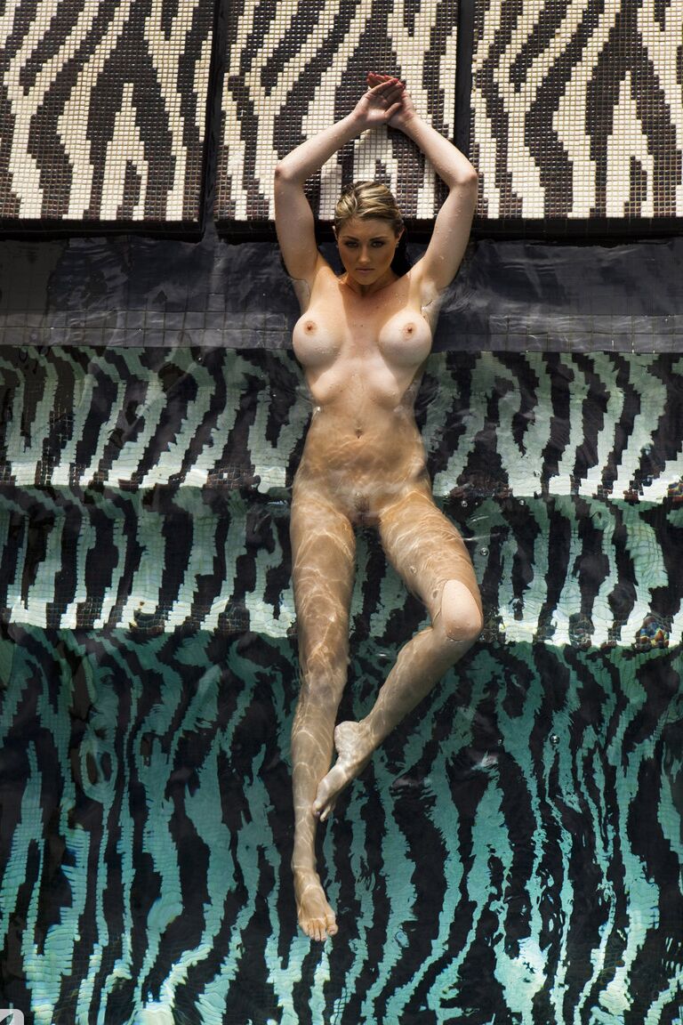 16P Jolie fille blonde aux gros faux seins Katie Vernola posant nue