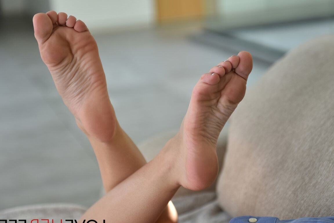 21P Skinny Teen Vanna Bardot lockt ihren Stiefvater mit einem heißen Footjob zu einem wilden Fick