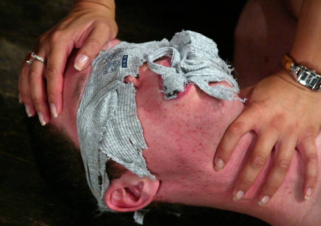 21P Hombres con dolor Benjamin, Bridgett Harrington, Sativa Rose