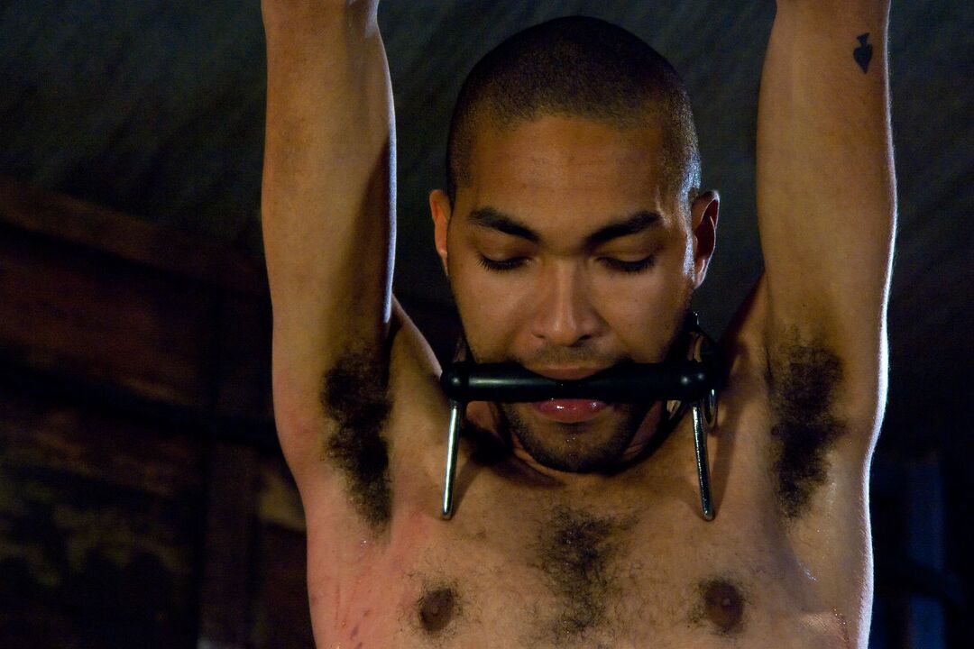 21P La amante caliente Bobbi Starr juega con su esclavo BDSM con un plug anal eléctrico