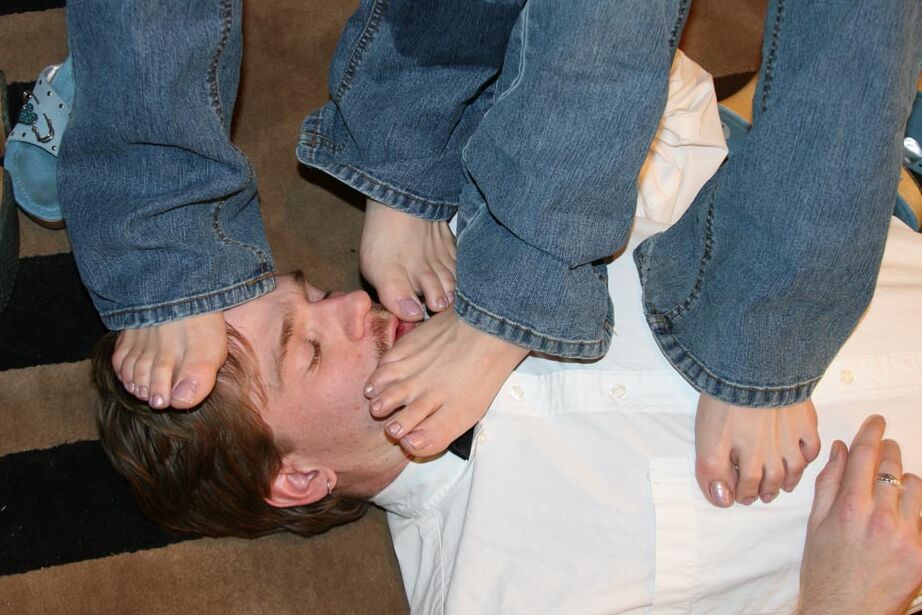 12P Duas loiras gostosas de jeans apresentam as solas nuas para fetiche por pés