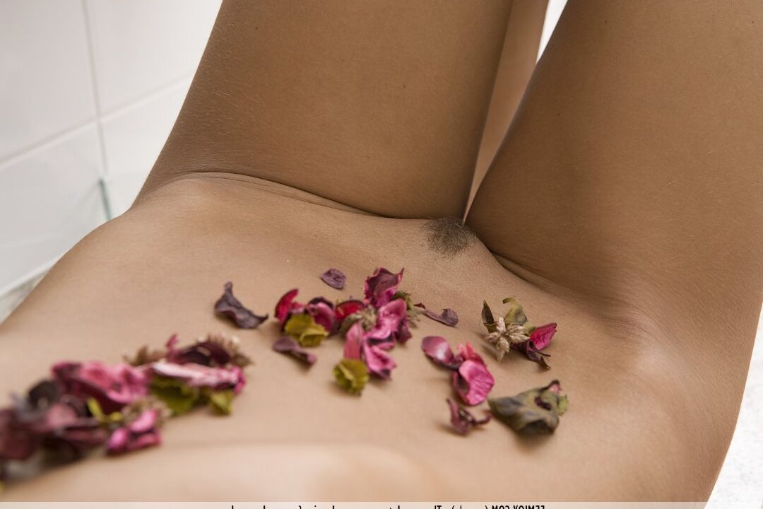 16P La belleza de cabello oscuro Vani hace alarde de sus sexys pies descalzos posando desnuda en el baño