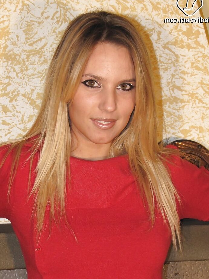 16P Adorable rubia fetichista de pies adora mostrar sus pantimedias