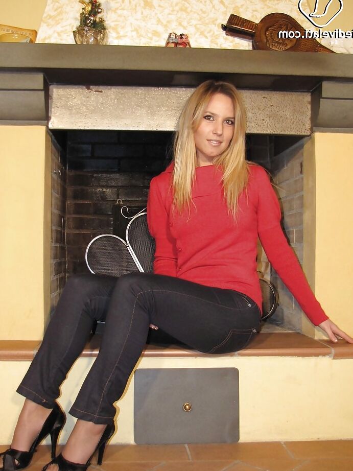 16P Adorable rubia fetichista de pies adora mostrar sus pantimedias