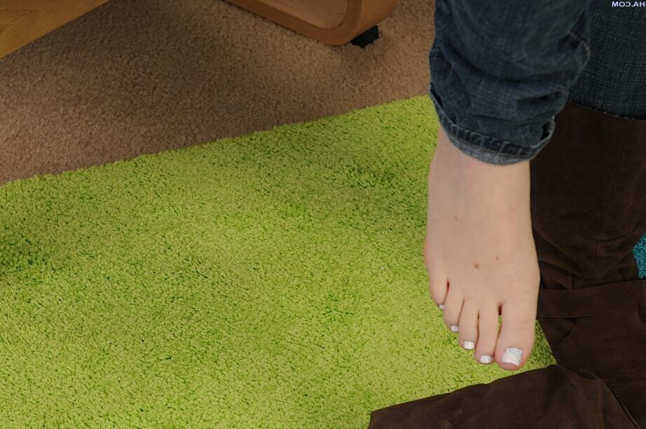 16P セクシーな足の裏で服を脱いでクリトリスをからかうファック可能な素人
